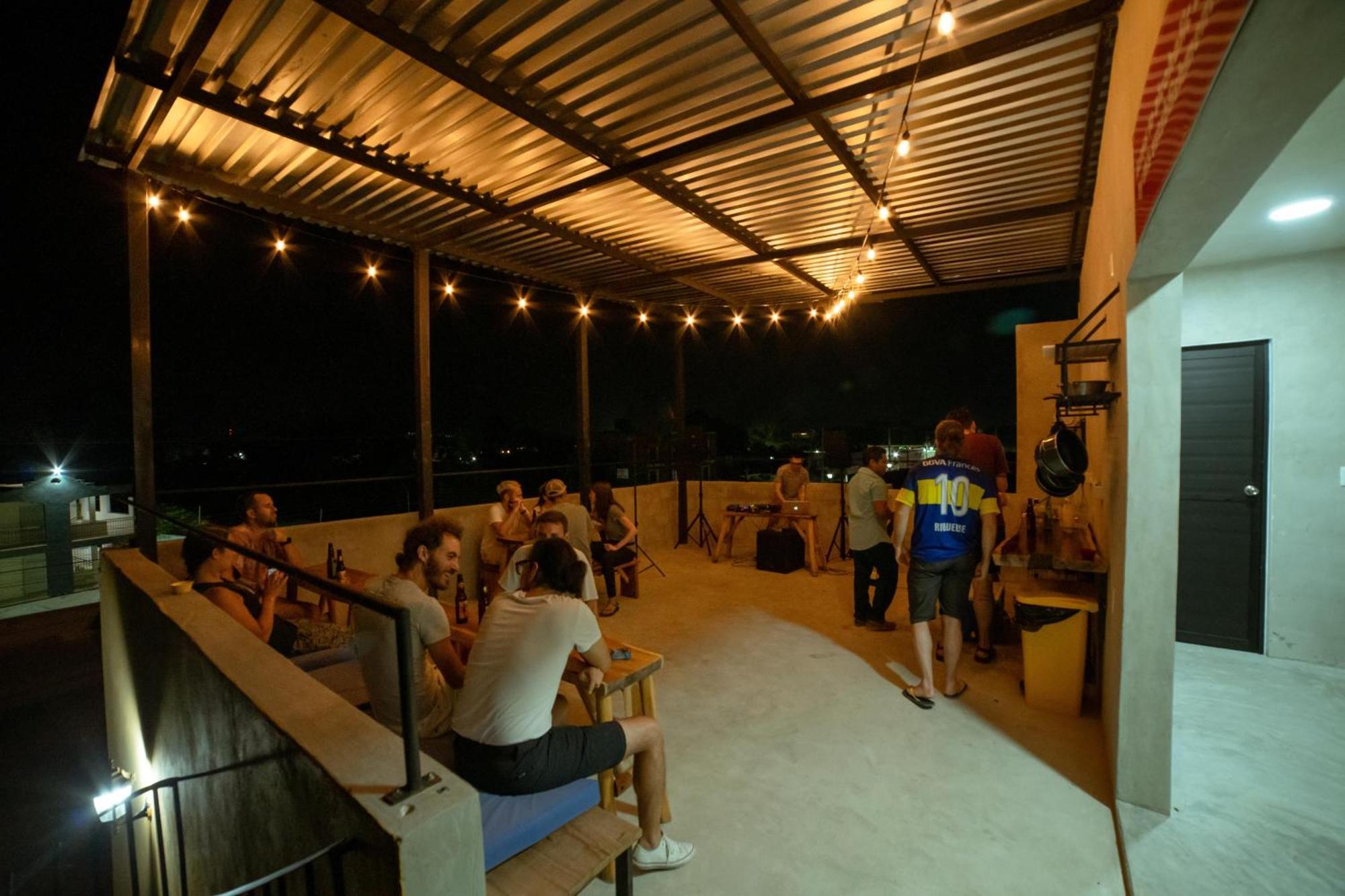 New Friends Hostel & Bar Adults Only فالادوليد المظهر الخارجي الصورة