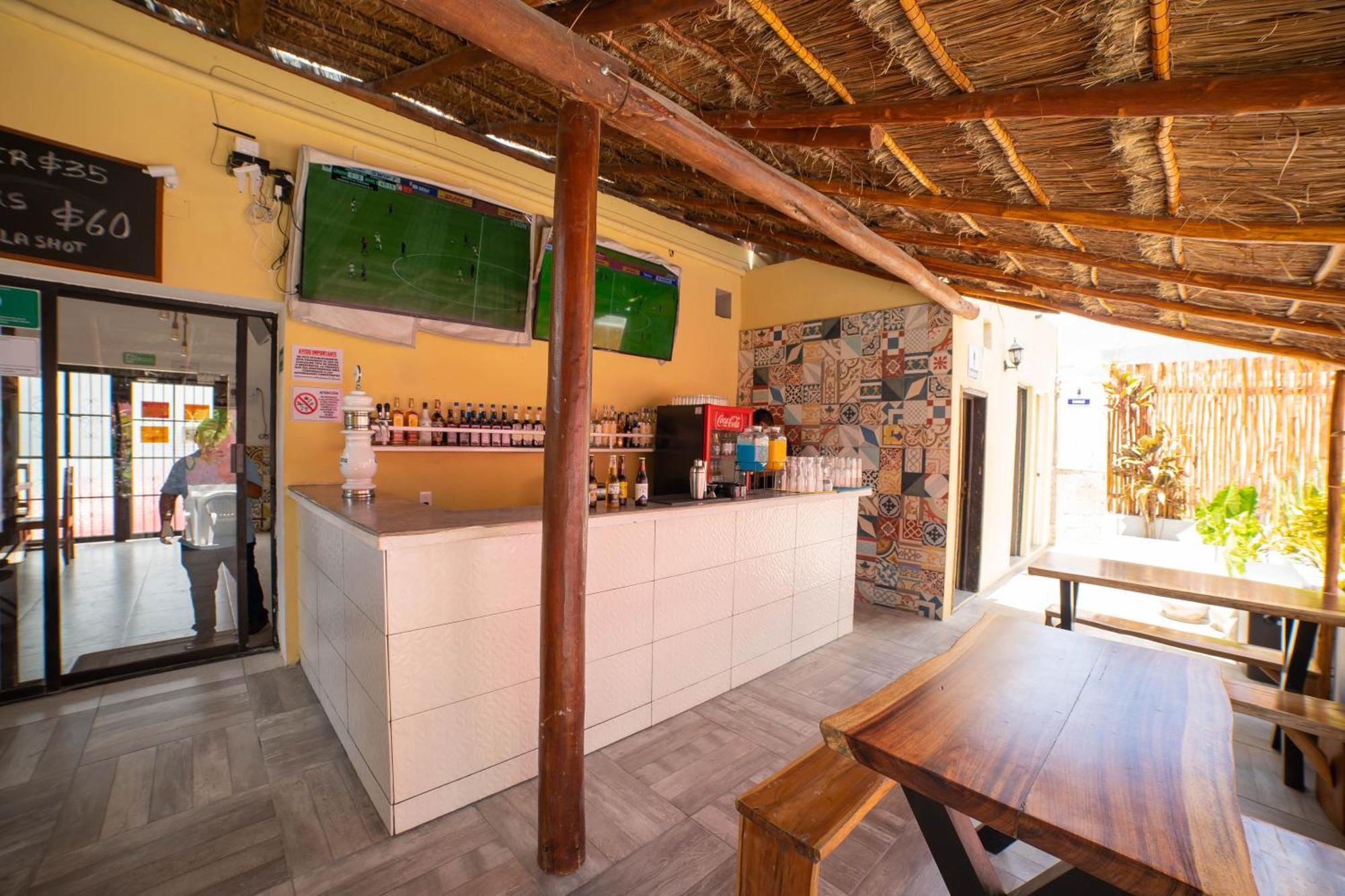 New Friends Hostel & Bar Adults Only فالادوليد المظهر الخارجي الصورة